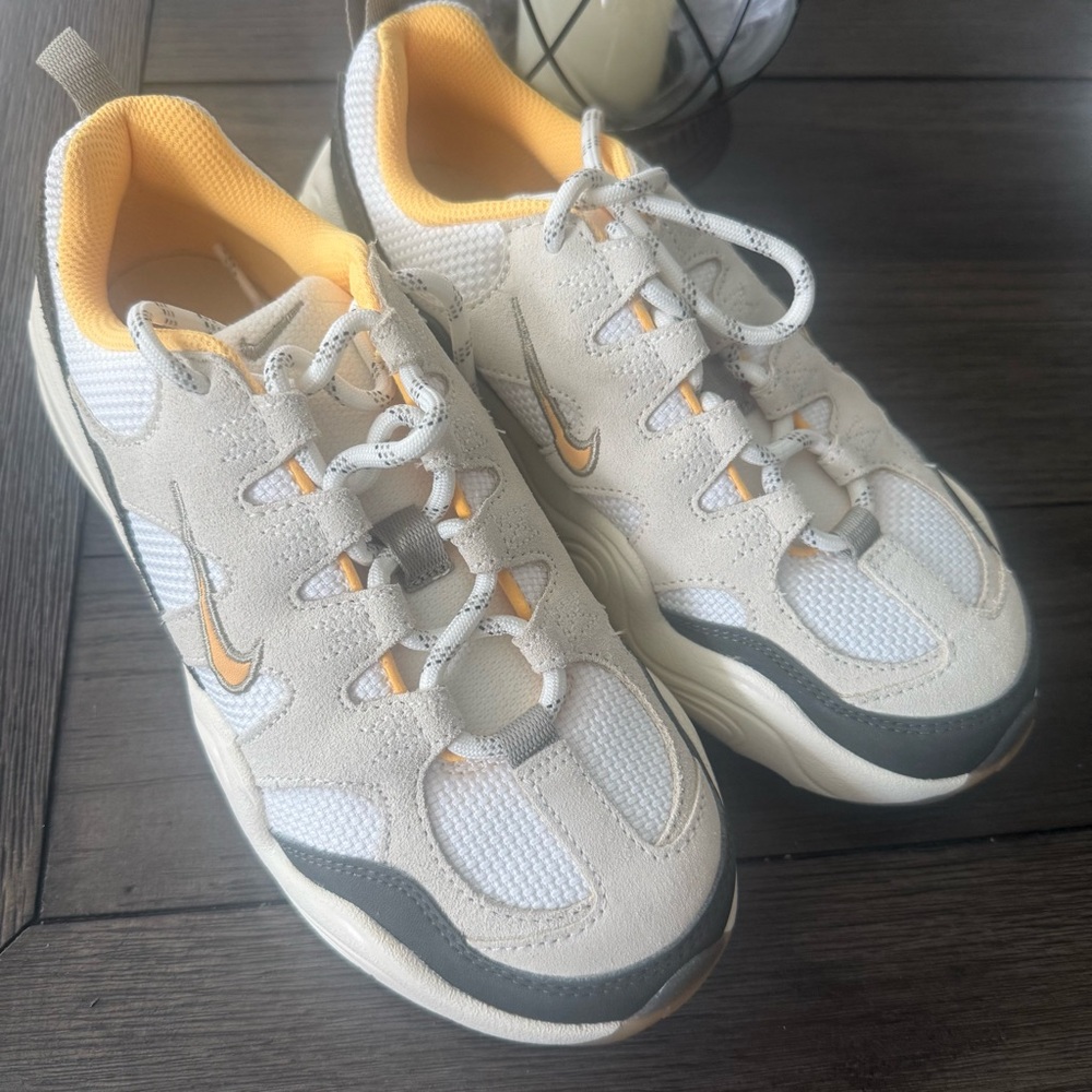 Nike Tech Hera Low Top Sneakers